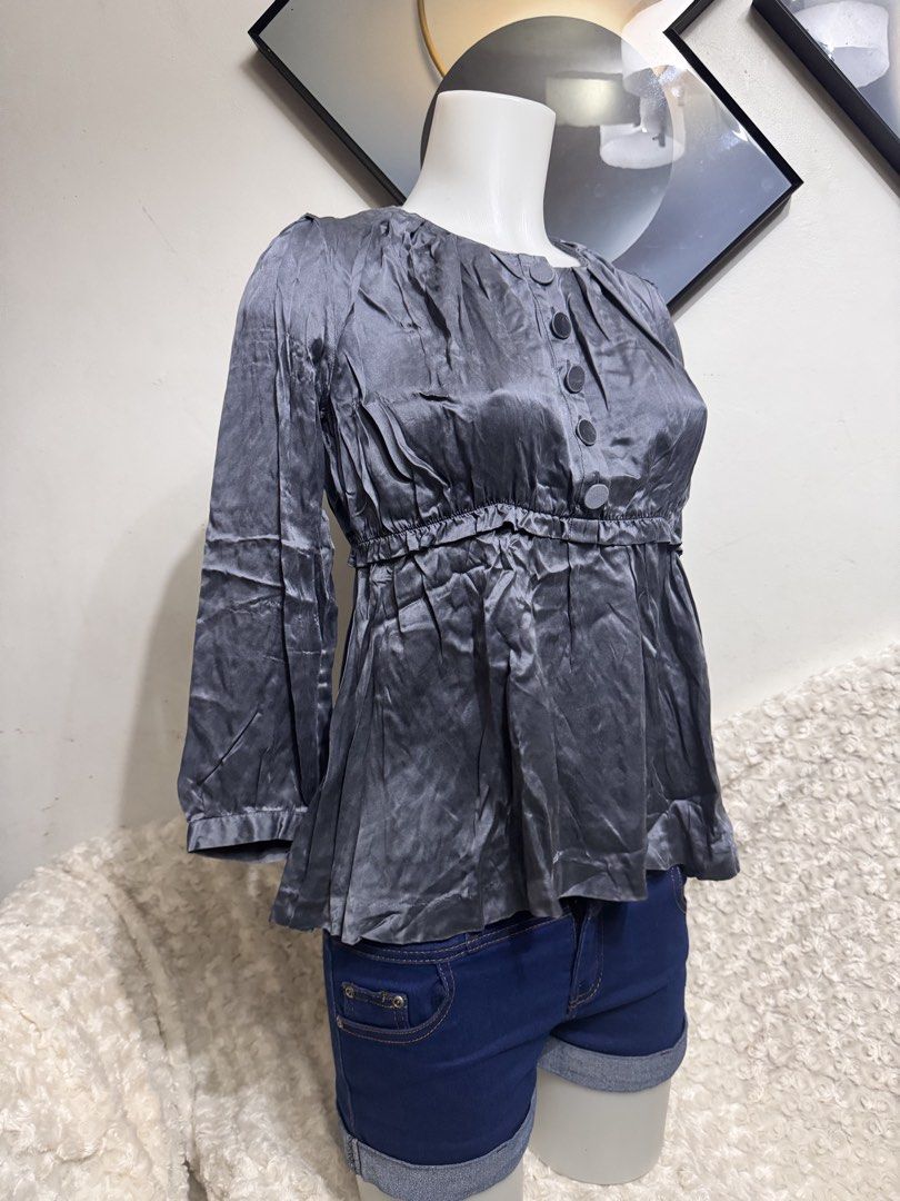 H&M Grey Satin Peplum Blouse (Category: Blouses) located in Marikina City. Submitted by lorradel (Listing ID 1462730676, Image 2). Description: - Grey satin peplum blouse from H&M - Gathered neckline with button details - Elasticated waist for a flattering fit - Three-quarter length sleeves - Perfect with jeans or shorts - Dress up or down easily - MAY HAVE some washable stains (hindi maiiwasan) needs washing; had been stored - mannequin size 34-