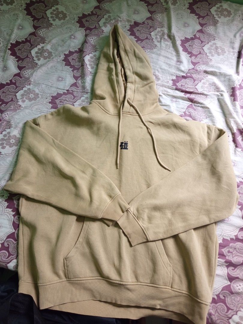 Preloved H&M Hoodie (Category: Coats, Jackets and Outerwear) located in Santa Elena. Submitted by aliwinkle (Listing ID 1462689342, Image 1). Description: loc: cam norte mod: j&t.