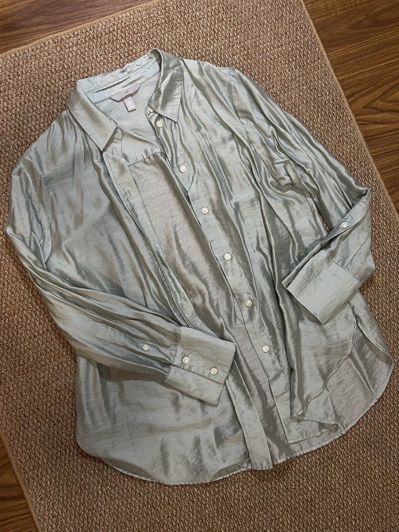 H&M Light Green Button-Up Shirt - S (Category: Shirts) located in Pasig City. Submitted by miafml-closet-cleanout (Listing ID 1462806061, Image 2). Description: - worn once posted price is fixed ♡ will not respond to hagglers. 💵 mop: gcash / bdo / maribank / unionbank 🛵 courier: any as long as arranged by buyer 🙅🏻‍♀️ no requested worn photos ❌ no meet-ups.