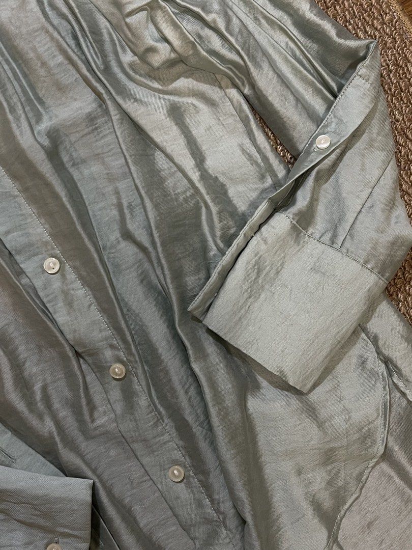 H&M Light Green Button-Up Shirt - S (Category: Shirts) located in Pasig City. Submitted by miafml-closet-cleanout (Listing ID 1462806061, Image 3). Description: - worn once posted price is fixed ♡ will not respond to hagglers. 💵 mop: gcash / bdo / maribank / unionbank 🛵 courier: any as long as arranged by buyer 🙅🏻‍♀️ no requested worn photos ❌ no meet-ups.