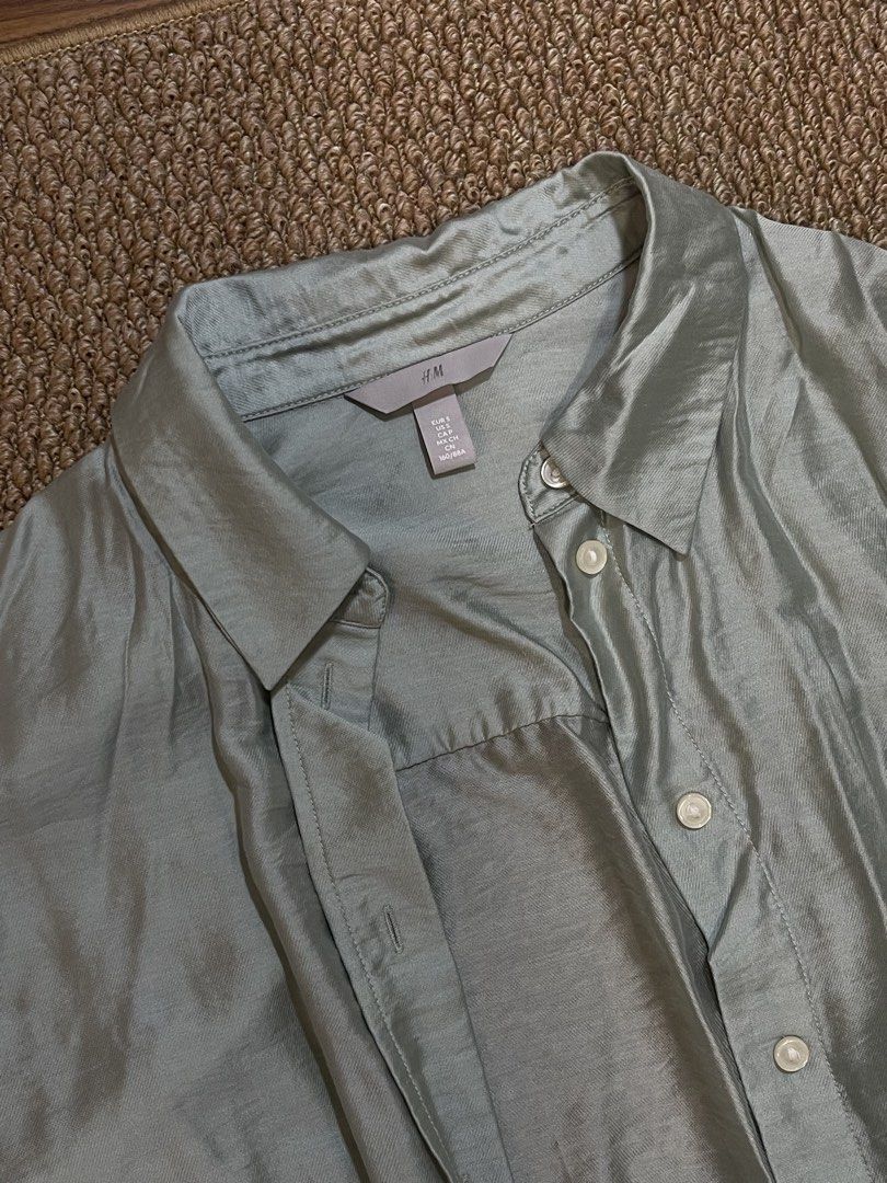H&M Light Green Button-Up Shirt - S (Category: Shirts) located in Pasig City. Submitted by miafml-closet-cleanout (Listing ID 1462806061, Image 1). Description: - worn once posted price is fixed ♡ will not respond to hagglers. 💵 mop: gcash / bdo / maribank / unionbank 🛵 courier: any as long as arranged by buyer 🙅🏻‍♀️ no requested worn photos ❌ no meet-ups.