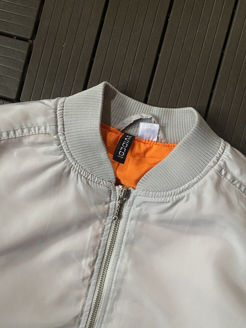 H&M Light Grey Bomber Jacket Orange Lining (Category: Coats, Jackets and Outerwear) located in Puerto Princesa. Submitted by streetnfinds (Listing ID 1462758147, Image 3). Description: Length: 25.5" Width: 22.5" Sleeve Length: 22.5" Large - Light grey bomber jacket from H&M - Features a bright orange lining - Zippered pocket on the sleeve - Ribbed collar, cuffs, and hem - Ideal for layering.