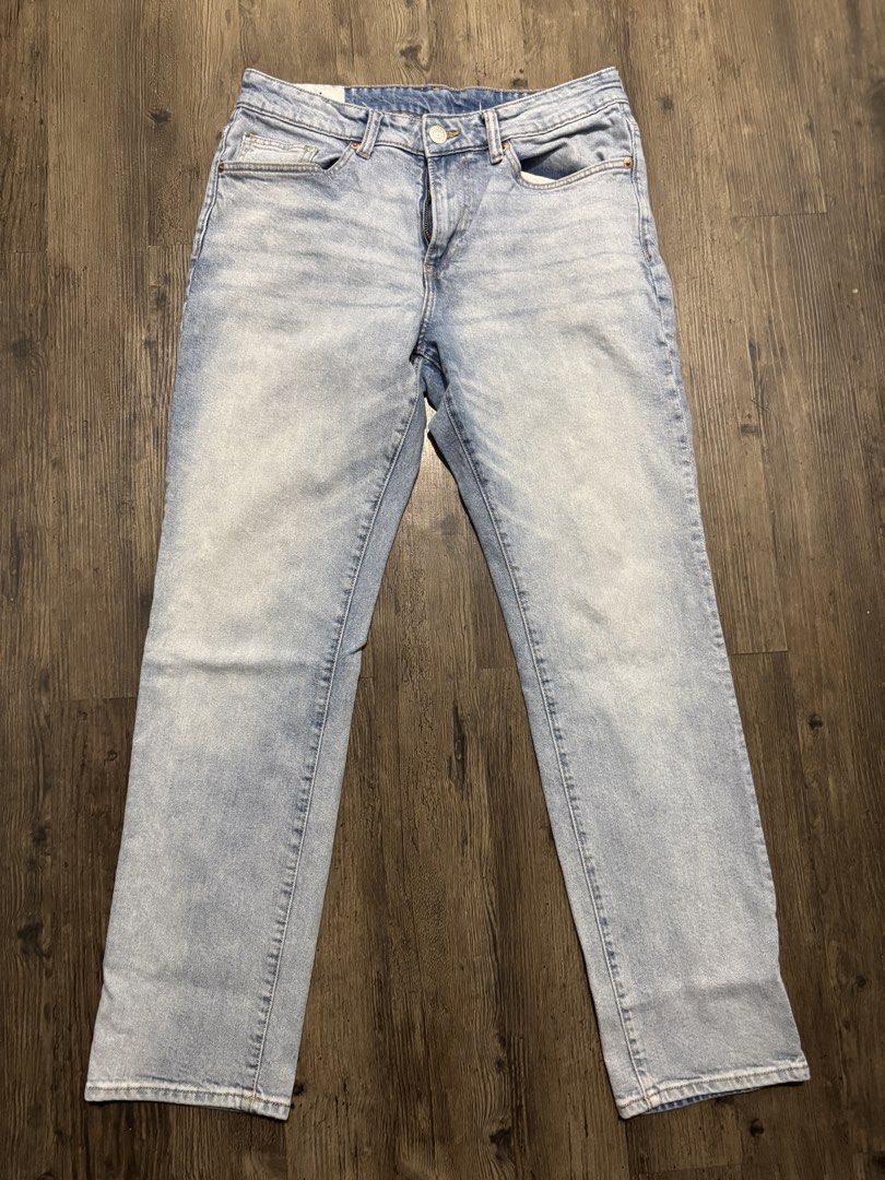 H&M Light Wash Denim Jeans (Category: Jeans) located in Taguig. Submitted by rdeclutter1 (Listing ID 1462750851, Image 1). Description: H&M Light Wash Denim Jeans Color: Light Blue Size: 88cm Dimensions: Length 41in, Waist 35in Shipping from BGC.