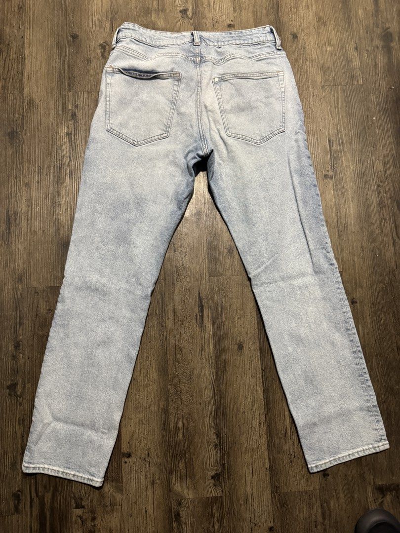 H&M Light Wash Denim Jeans (Category: Jeans) located in Taguig. Submitted by rdeclutter1 (Listing ID 1462750851, Image 2). Description: H&M Light Wash Denim Jeans Color: Light Blue Size: 88cm Dimensions: Length 41in, Waist 35in Shipping from BGC.