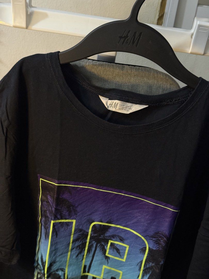 H&M Los Angeles Shirt (Category: Tshirts & Polo Shirts ) located in Quezon City. Submitted by yaniiiiuy (Listing ID 1462722847, Image 2). Description: like new 10/10 color rate crisp ang tela and no crack prints buong buo ung print no issue 14y on tag small-medium-semi large .