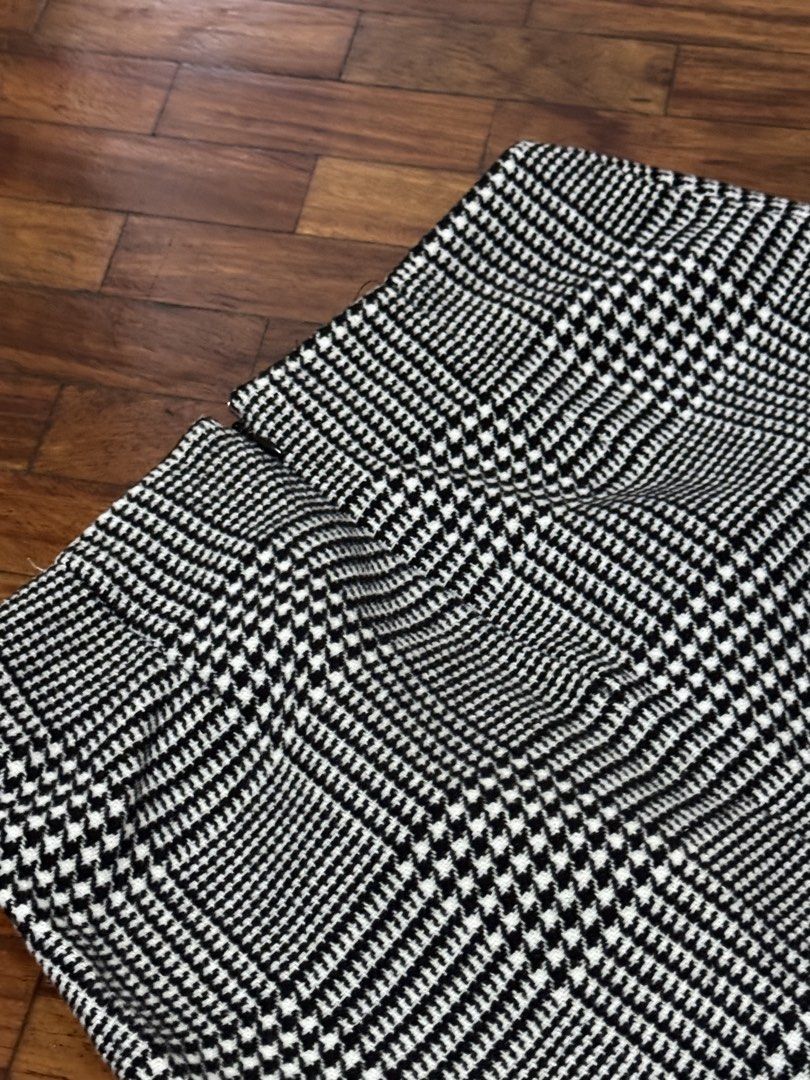 H&M Plaid Mini Skirt (Category: Skirts) located in Caloocan City. Submitted by alyyssssa (Listing ID 1462862933, Image 2). Description: - H&M Black & White Plaid Mini Skirt - Classic Houndstooth Pattern - High-Waisted Fit - Super Versatile: Dress up or down! - Easy to Pair with Tops & Shoes.