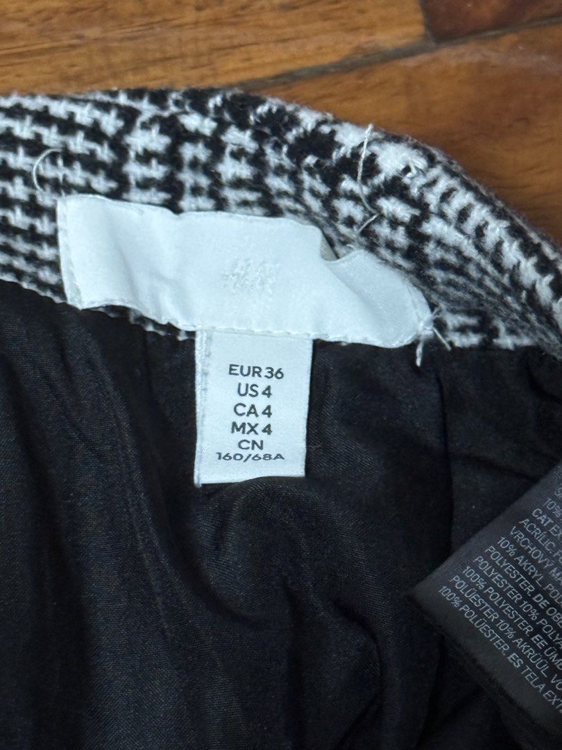 H&M Plaid Mini Skirt (Category: Skirts) located in Caloocan City. Submitted by alyyssssa (Listing ID 1462862933, Image 3). Description: - H&M Black & White Plaid Mini Skirt - Classic Houndstooth Pattern - High-Waisted Fit - Super Versatile: Dress up or down! - Easy to Pair with Tops & Shoes.