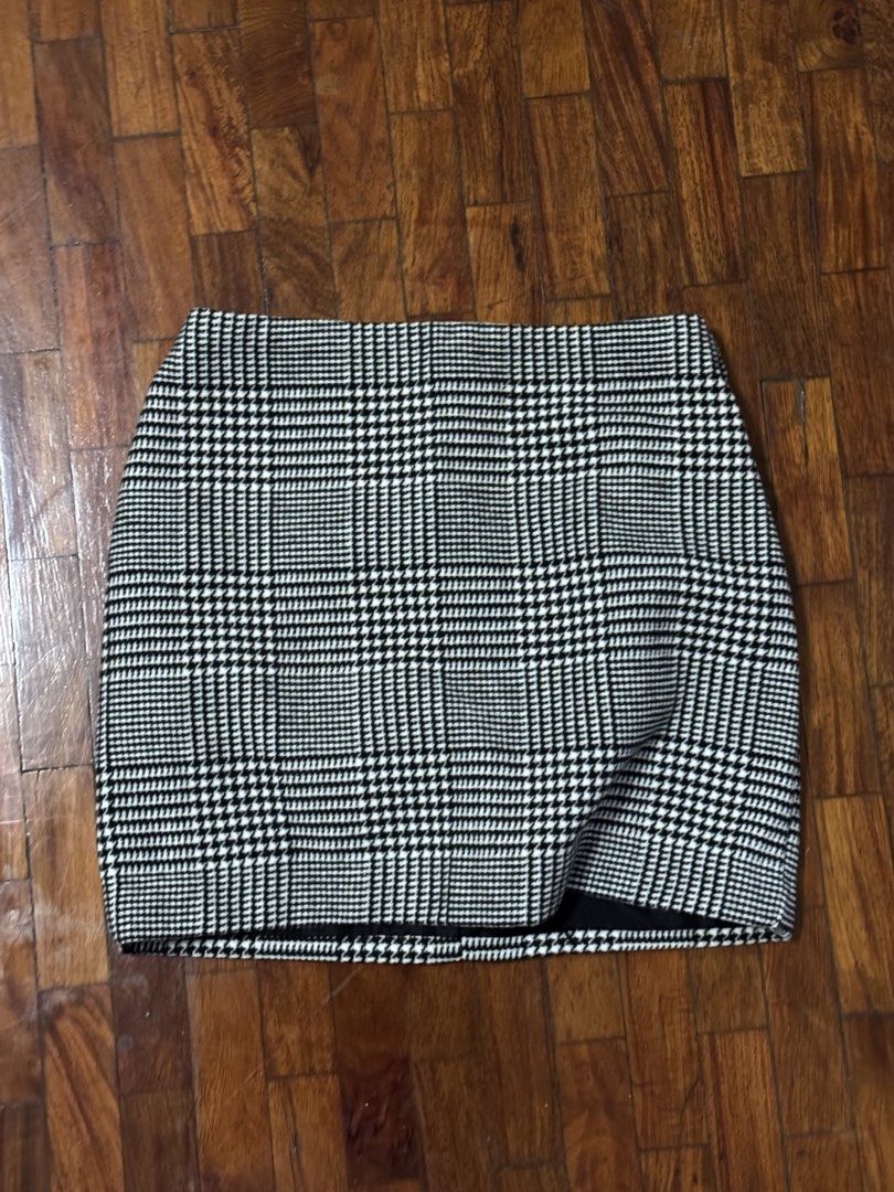 H&M Plaid Mini Skirt (Category: Skirts) located in Caloocan City. Submitted by alyyssssa (Listing ID 1462862933, Image 1). Description: - H&M Black & White Plaid Mini Skirt - Classic Houndstooth Pattern - High-Waisted Fit - Super Versatile: Dress up or down! - Easy to Pair with Tops & Shoes.