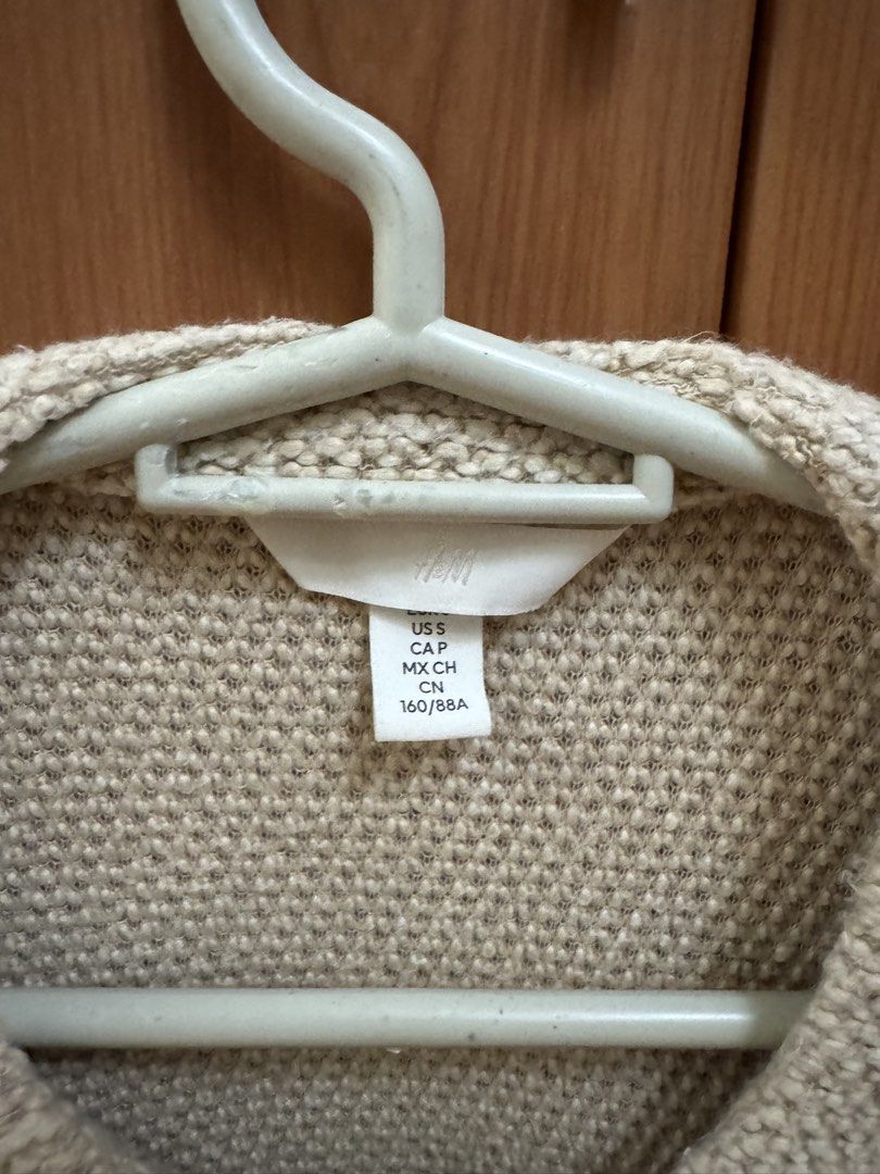 H&M Top (Category: Blouses) located in Quezon City. Submitted by wanderingpenguin (Listing ID 1462793103, Image 2). Description: No when worn unless posted No measurements unless posted Apologies for the wrinkles & uneven lighting :).