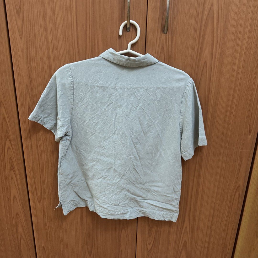 H&M Top (Category: Blouses) located in Quezon City. Submitted by wanderingpenguin (Listing ID 1462793107, Image 3). Description: No when worn unless posted No measurements unless posted Apologies for the wrinkles & uneven lighting :).
