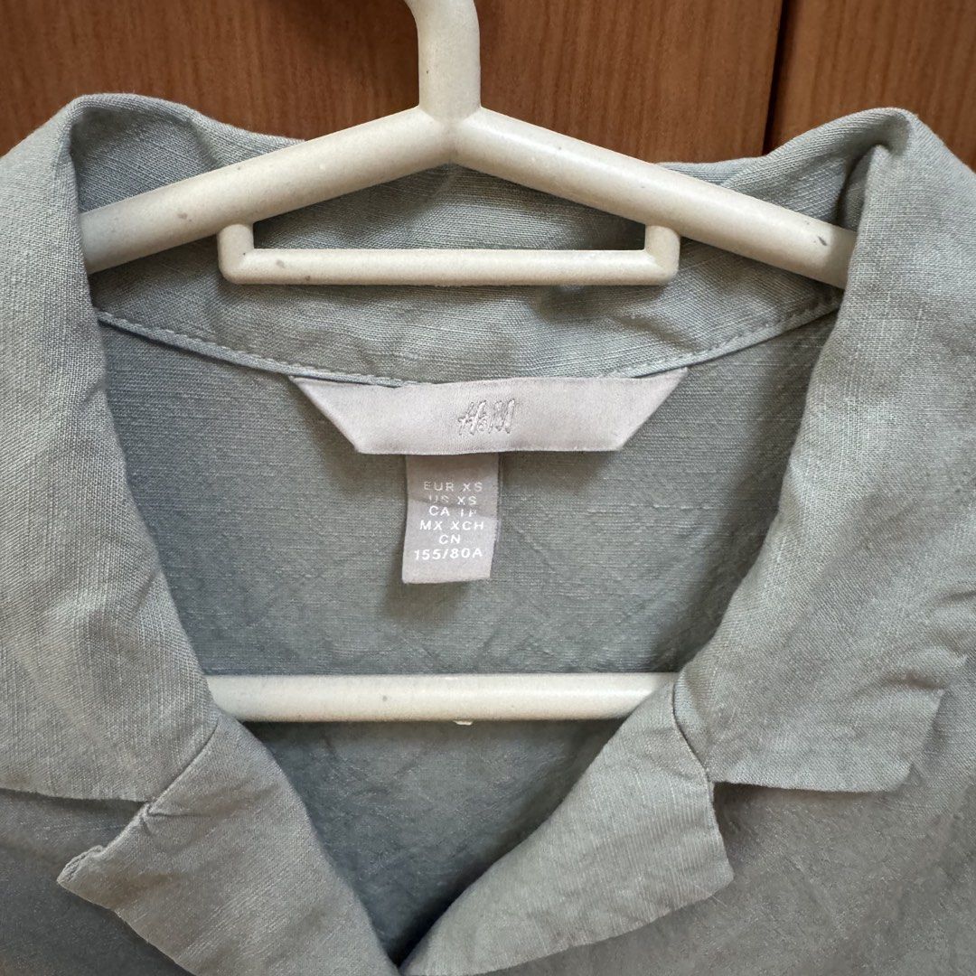 H&M Top (Category: Blouses) located in Quezon City. Submitted by wanderingpenguin (Listing ID 1462793107, Image 2). Description: No when worn unless posted No measurements unless posted Apologies for the wrinkles & uneven lighting :).