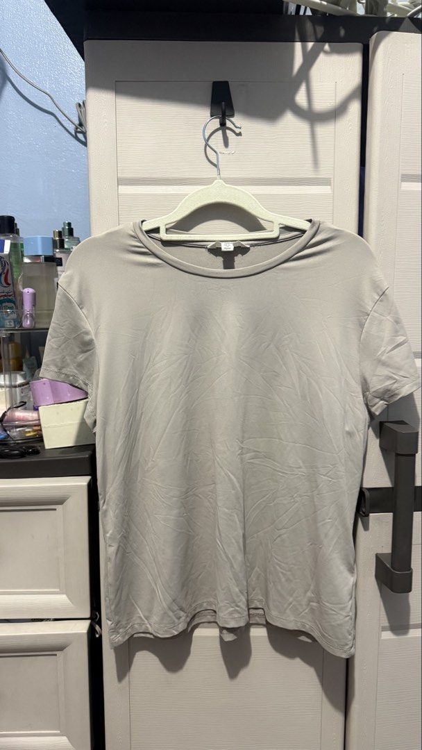 H&M top (Category: Shirts) located in Quezon City. Submitted by dinesaur (Listing ID 1462807283, Image 1). Description: .