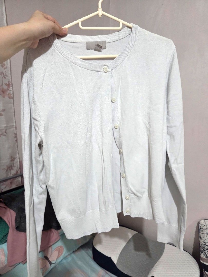 H&M White Button-Up Cardigan (Category: Coats, Jackets and Outerwear) located in Quezon City. Submitted by pwinx (Listing ID 1462833935, Image 1). Description: - Brand: H&M - Style: Long-sleeve cardigan - Features: Button-up front - Material: Soft and comfortable cotton .