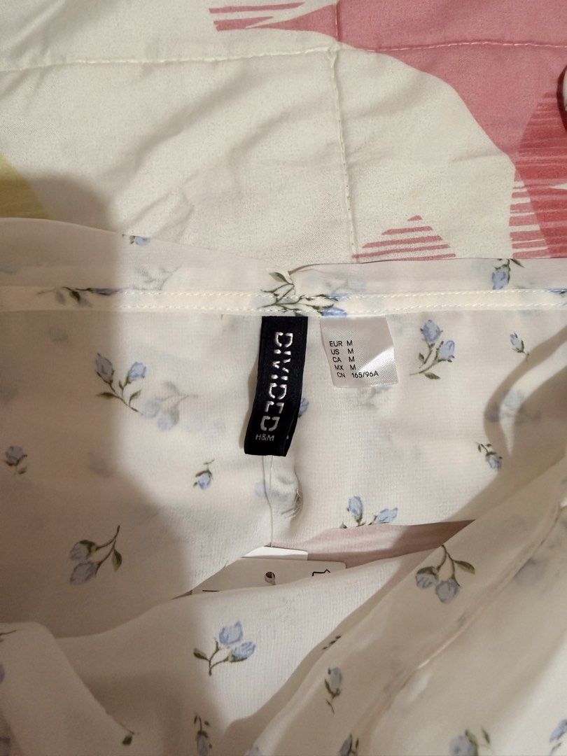 H&M White Floral Off Shoulder Top (Category: Blouses) located in Manila. Submitted by itskattsss (Listing ID 1462869558, Image 2). Description: brand new! never been worn with tag still on rfs: decluttering; not my style anymore mop: bank transfer, gcash, maribank.