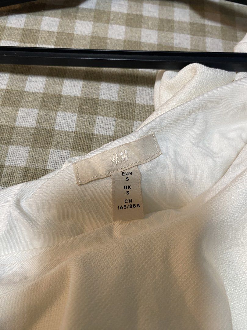 H&M White One-Shoulder Ruffle Bodysuit Size S (Category: Others Tops) located in Cavite. Submitted by yc.shoppemnl (Listing ID 1462788947, Image 2). Description: White one-shoulder bodysuit from H&M. Features a ruffled detail on the shoulder. Made with a polyester and elastane blend. Perfect for layering or wearing on its own. Comfortable and stylish. Size S. Pretty in actual.