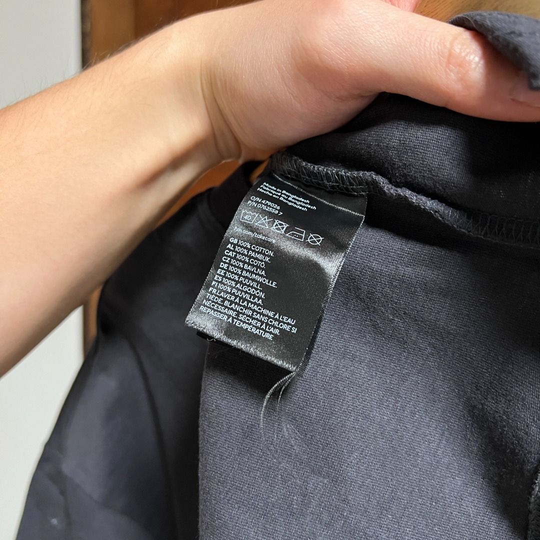 H&M YALE Oversized Shirt (Category: Tshirts & Polo Shirts ) located in Navotas City. Submitted by easy.transactions (Listing ID 1462763712, Image 3). Description: Very Good Condition, hairline print Size: L | Dimes: 26"L x 24"W.