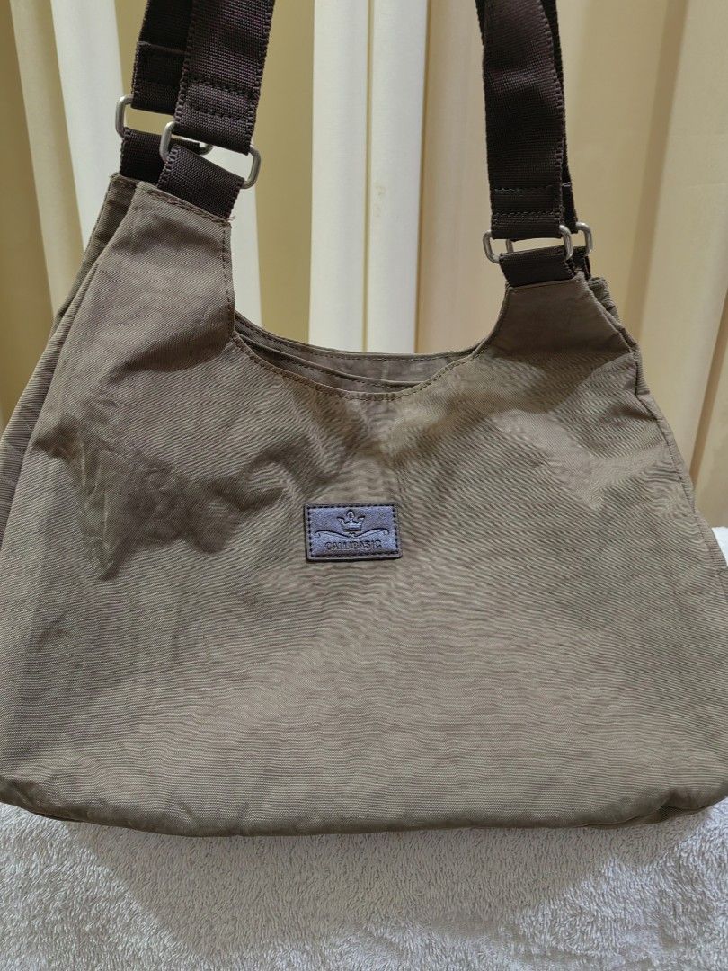 Hobo Tote Bag (Category: Shoulder Bags) located in Makati City. Submitted by prelovedtreatedwithlove (Listing ID 1462859248, Image 2). Description: - Brand: Callibasic - Color: Brown - Material: Durable - Features: Main zippered compartment, inner zippered pocket, adjustable strap - Ideal for: Everyday use, carrying essentials - Condition: Clean inside and out, ready for a new owner. Like new A-152.
