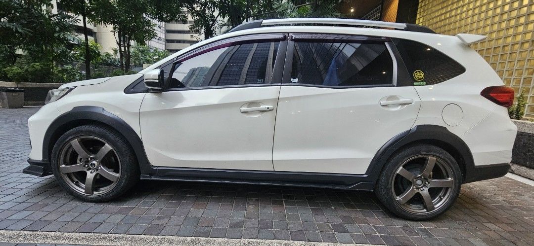 Honda BR-V (Category: Used Cars) located in Mandaluyong City. Submitted by julius.posminds (Listing ID 1462742679, Image 3). Description: FOR SALE: 2020 Honda BR-V 1.5 S CVT (Automatic) Price: ₱600,000 (negotiable) Location: Binangonan Rizal Color: Taffeta White FEATURES • 78k km mileage • 2 original keys (keyless entry) • Medium 3M full tint • Android head unit with TV Plus • Deep-dish floor mats & trunk tray • 4-eye parking sensors UPGRADES • 1