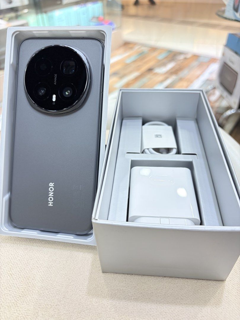 Honor Magic 8pro （分類：Huawei 華為）位於 Hong Kong。 由 bbb222_steven-85112 提交（商品編號 1462760685，圖片 1）。簡介： 拆盒後未用過，零瑕疵，全套齊全 贈送原裝磁吸機套套裝 Honor Magic 8pro 16+1TB 香港港貨 官方保養期至2027年2月 全新行機現價要賣緊$8999 土瓜灣實體店試機交收 另有轉資料及舊機換新機服務。
