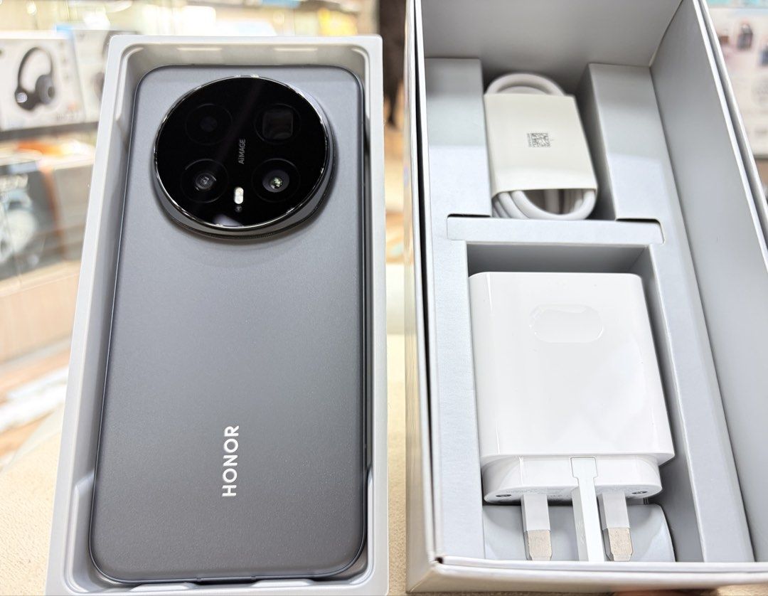 Honor Magic 8pro （分類：Huawei 華為）位於 Hong Kong。 由 bbb222_steven-85112 提交（商品編號 1462760685，圖片 2）。簡介： 拆盒後未用過，零瑕疵，全套齊全 贈送原裝磁吸機套套裝 Honor Magic 8pro 16+1TB 香港港貨 官方保養期至2027年2月 全新行機現價要賣緊$8999 土瓜灣實體店試機交收 另有轉資料及舊機換新機服務。