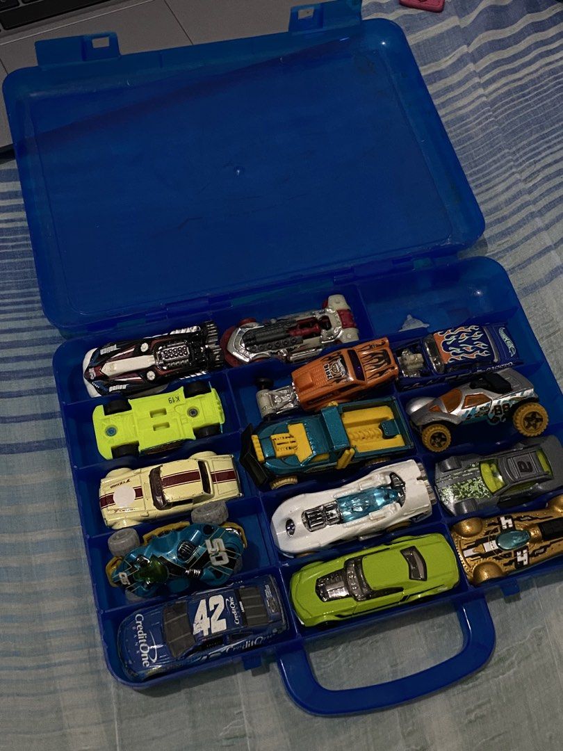 HotWheels Case (Category: Vehicle & Diecast Models) located in Las Pinas. Submitted by jumacainag (Listing ID 1462808970, Image 3). Description: Hot Wheels Case Breifcase or carrier 15 car slot No Issues Las Pinas Loc Dm for offer.