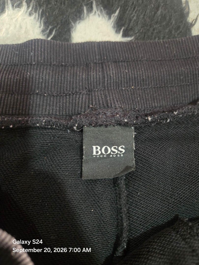 HUGO BOSS shorts (Category: Shorts) located in Baguio. Submitted by gfind024 (Listing ID 1462882736, Image 2). Description: Excellent Condition✅️ Length: 17 waist-knee✅️ waist: 32-36✅️ Heavy Cloth✅️ No issue✅️ 300+sf.