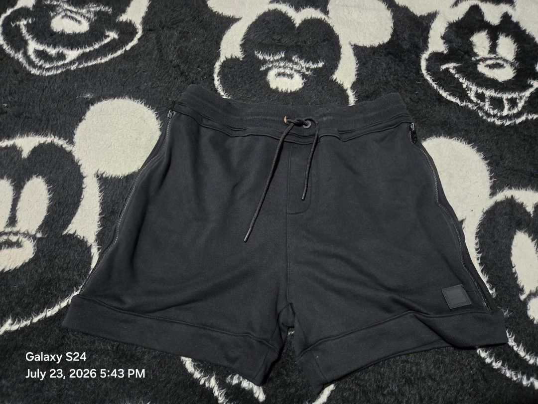 HUGO BOSS shorts (Category: Shorts) located in Baguio. Submitted by gfind024 (Listing ID 1462882736, Image 1). Description: Excellent Condition✅️ Length: 17 waist-knee✅️ waist: 32-36✅️ Heavy Cloth✅️ No issue✅️ 300+sf.