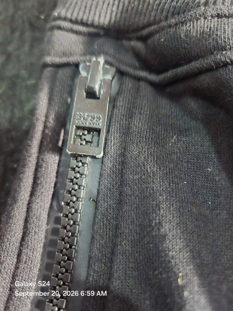 HUGO BOSS shorts (Category: Shorts) located in Baguio. Submitted by gfind024 (Listing ID 1462882736, Image 3). Description: Excellent Condition✅️ Length: 17 waist-knee✅️ waist: 32-36✅️ Heavy Cloth✅️ No issue✅️ 300+sf.