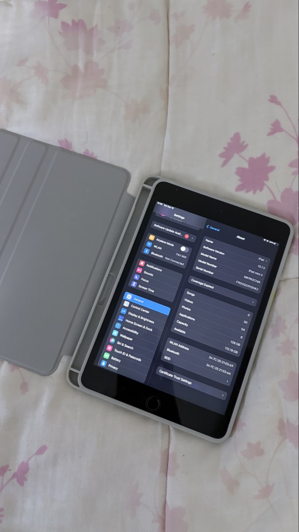 Ipad 4 (Category: iPad) located in Cheras. Submitted by littlecurious00 (Listing ID 1462774544, Image 2). Description: Light use 128gb, boleh sangat kalau nak bagi anak for YouTube watch and i ada download lingokids jugak also can use dengan ipad ni.