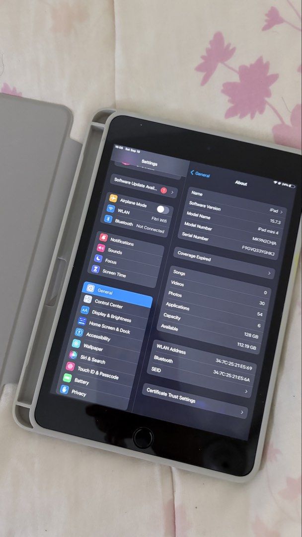 Ipad 4 (Category: iPad) located in Cheras. Submitted by littlecurious00 (Listing ID 1462774544, Image 3). Description: Light use 128gb, boleh sangat kalau nak bagi anak for YouTube watch and i ada download lingokids jugak also can use dengan ipad ni.
