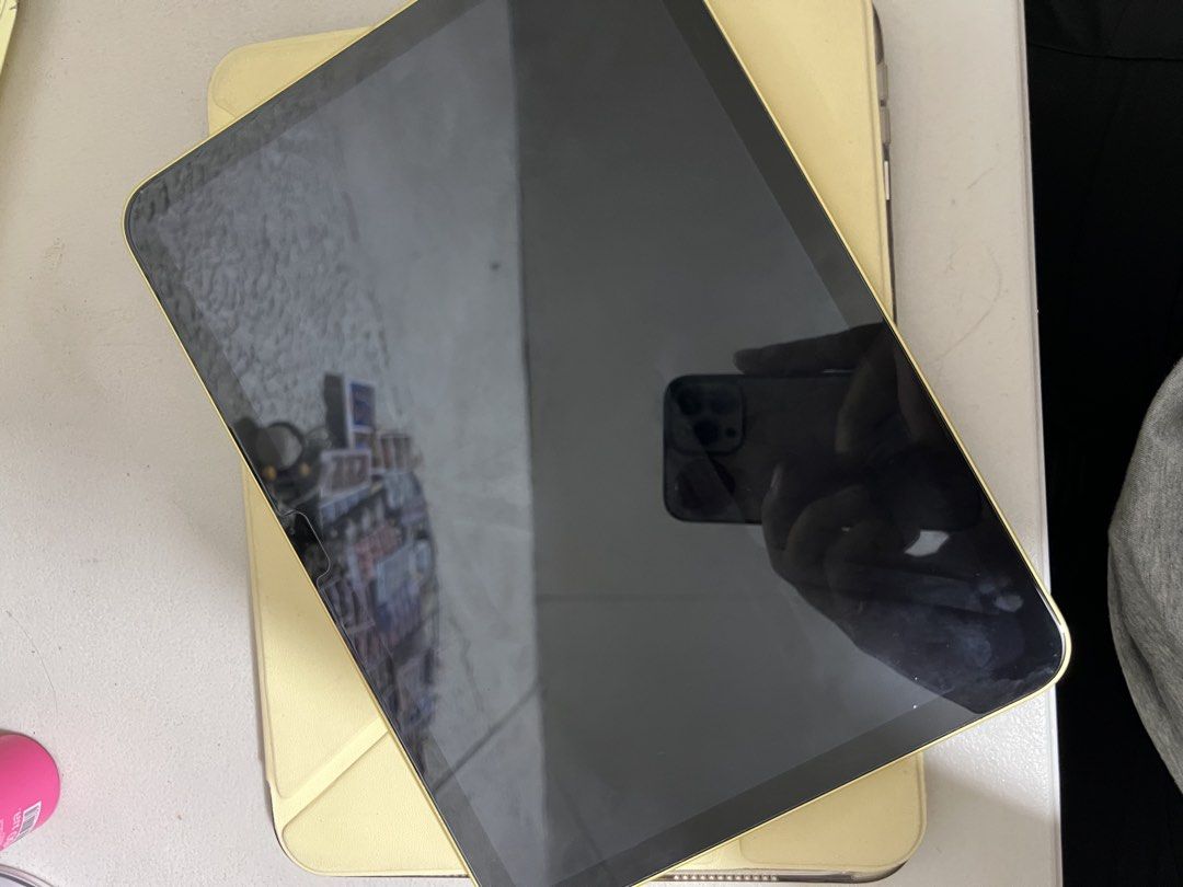 ipad a16 - 256gb (Category: iPad) located in Manila. Submitted by justinbadayos (Listing ID 1462868245, Image 1). Description: ipad a16 256gb yellow 💛 barely used and only used for school works. smooth performance, no issues, and everything works perfectly. well taken care of and in very good condition. perfect for students, school works, notes, and everyday use. rfs: need funds and di naman masyado nagagamit.