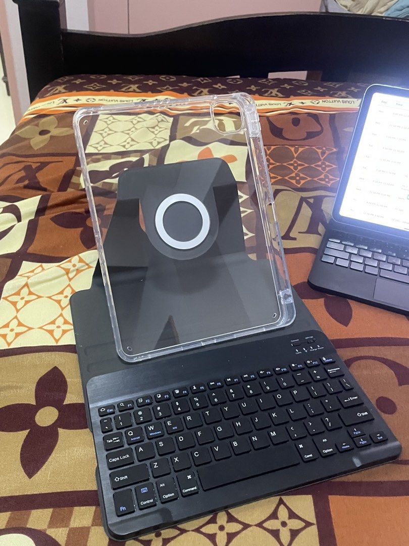 iPad Air M2 11 inch Keyboard Case (Category: Cases & Sleeves) located in Manila. Submitted by loiss_124 (Listing ID 1462831142, Image 2). Description: Still mint. Never got to use it since my dad bought me a proper magnetic keyboard case. The case also allows for the keyboard to latch onto it using magnets..