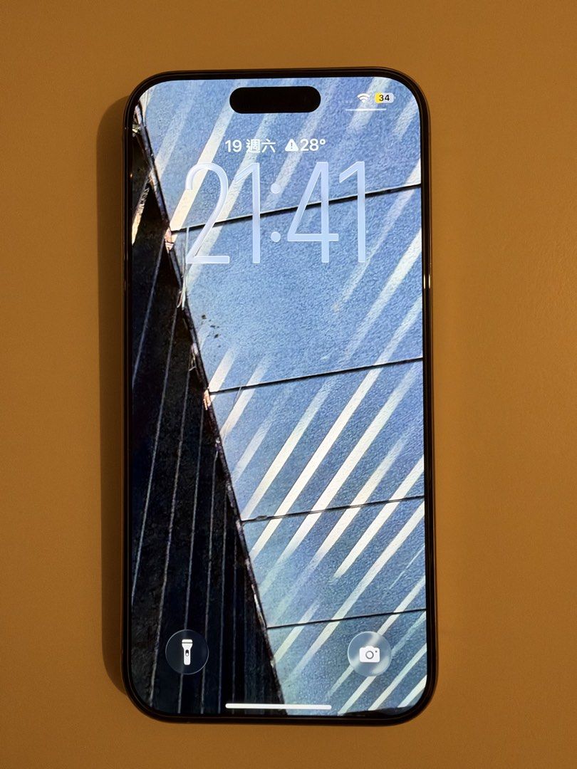 iPhone 15 Pro 銀色 （分類：iPhone 15 Series）位於 Hong Kong。 由 shalingbow 提交（商品編號 1462838014，圖片 2）。簡介： 全原裝iPhone 15 Pro 銀色，256GB。電池健康度 78%。mon冇花，機身只有輕微一處花痕（如圖）。功能一切正常，操作順暢。有意請pm。 送Mon 貼2塊。