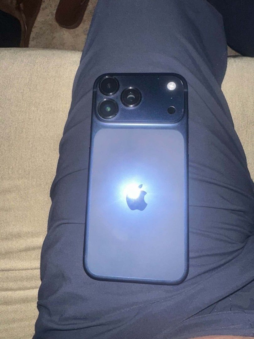 Iphone 17 pro max (Category: iPhone 17 Series) located in Makati City. Submitted by lleomars (Listing ID 1462767522, Image 1). Description: Smart lock With warranty .