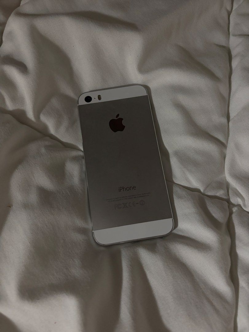 Iphone 5s RUSH working (Category: iPhone 6 Series) located in Caloocan City. Submitted by ririberry.rabbit (Listing ID 1462833099, Image 1). Description: For sale asap! Can give discount if sure buyer :) ₱1,800 this is an iphone 5s* -comes with its original box -can use spotify, messenger, instagram -front camera working -with screen protector issue: -back cam not working no other functional issue loc: qc shipping: lalamove or meetup ever gotesco