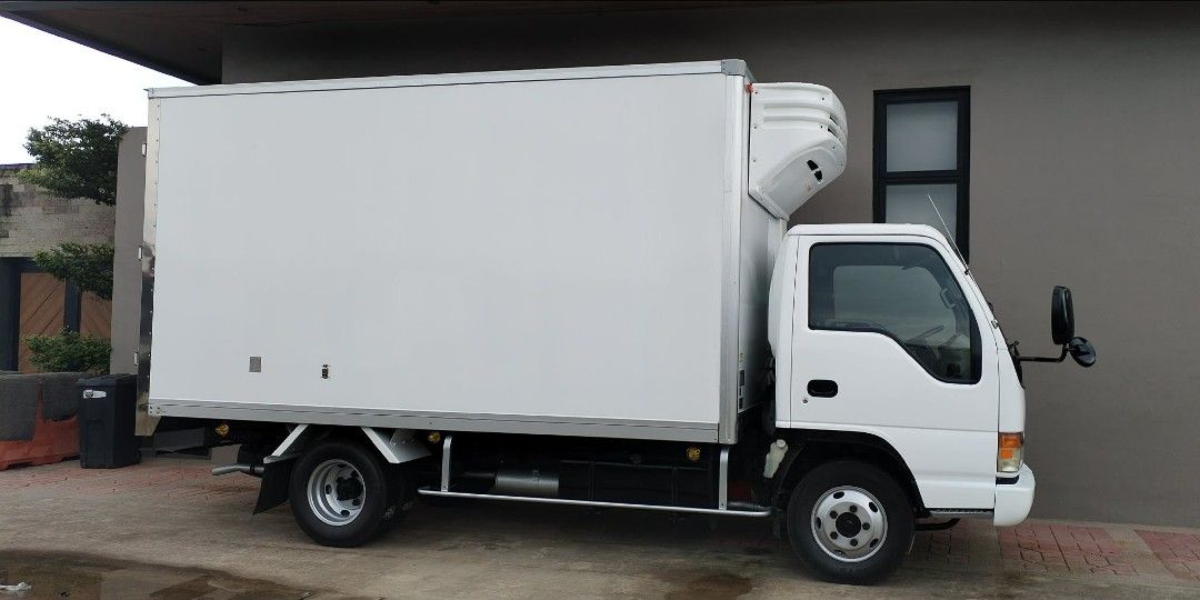 isuzu elf NPR 4HG1 inline 16ft Refrigerated Van (Category: Heavy Vehicles) located in Candaba. Submitted by dieselcity08 (Listing ID 1462738613, Image 3). Description: Recon Isuzu Elf Wide Cabin 4HG1 engine with 16ft Refrigerated Van Double tire For inquiries Pls look for Ms.Beth CP#09923088928 Dito 09997508451 Smart.
