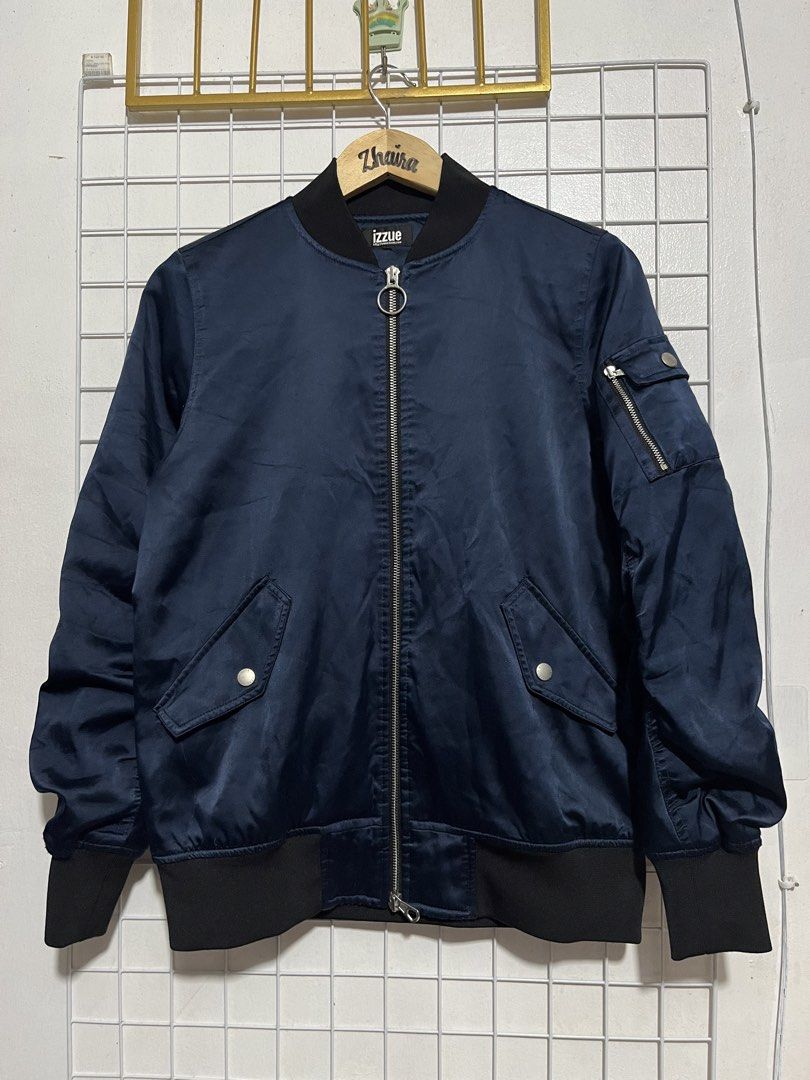 IZZUE MA-1 Navy Blue Bomber Jacket (Category: Coats, Jackets and Outerwear) located in Pagsanjan. Submitted by zhairaaaaa (Listing ID 1462817392, Image 2). Description: VINTAGE LONDON FOG MAINCOAT 🇺🇸 Classic Khaki/Beige/Tan London Fog Maincoat. 💰 ₱1,000 + shipping fee ✨ DETAILS • Single-breasted car coat / balmacaan style • Point collar • Hidden button placket • Diagonal welt pockets • Inner zip-out liner 📐 DIMENSION • Tag Size: 44L — fits L 