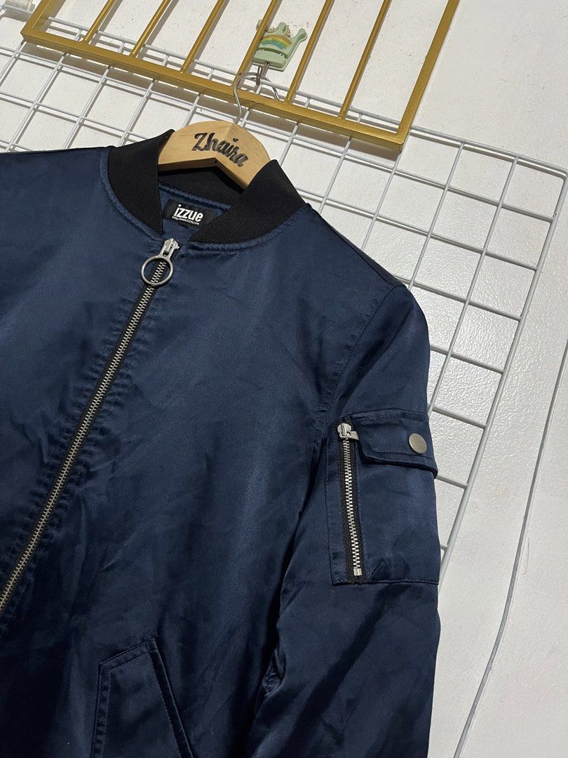 IZZUE MA-1 Navy Blue Bomber Jacket (Category: Coats, Jackets and Outerwear) located in Pagsanjan. Submitted by zhairaaaaa (Listing ID 1462817392, Image 3). Description: VINTAGE LONDON FOG MAINCOAT 🇺🇸 Classic Khaki/Beige/Tan London Fog Maincoat. 💰 ₱1,000 + shipping fee ✨ DETAILS • Single-breasted car coat / balmacaan style • Point collar • Hidden button placket • Diagonal welt pockets • Inner zip-out liner 📐 DIMENSION • Tag Size: 44L — fits L 