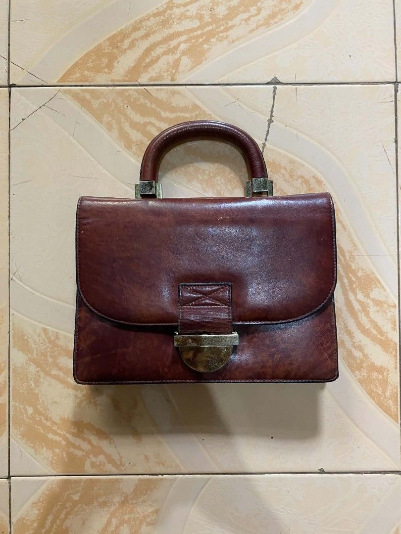 JAPAN HANDBAG (Category: Luxury Bags & Wallets) located in Manila. Submitted by aize2thrft (Listing ID 1462732907, Image 1). Description: JAPAN HANDBAG LIKE NEW CONDITION LEATHER MATERIAL NO ISSUE.