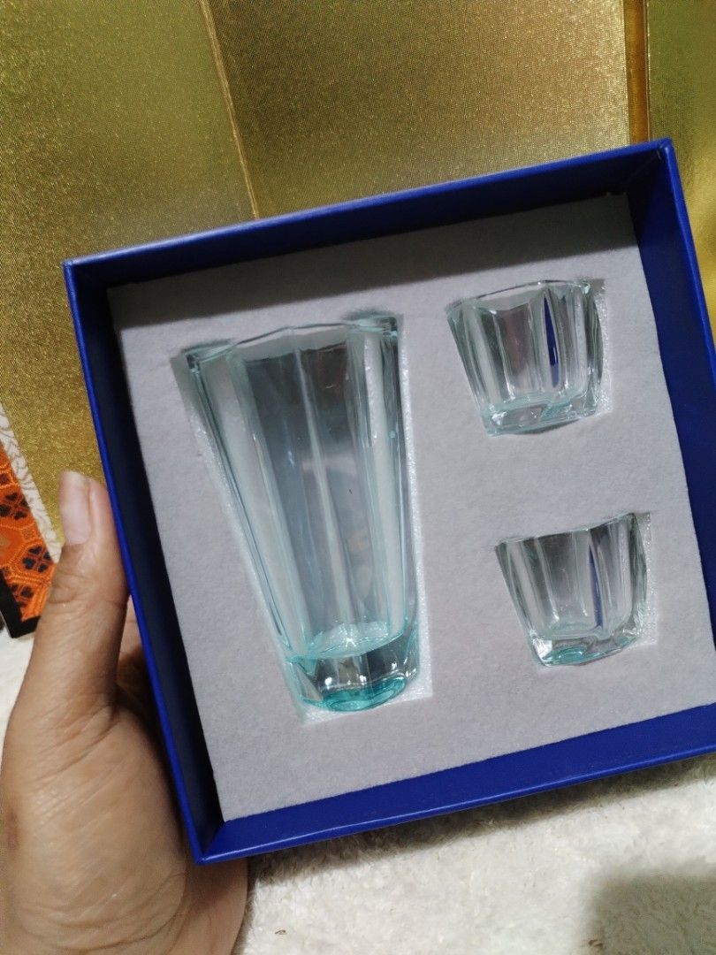 Japanese Style Hexagonal Glassware Set (Category: Other Kitchenware & Tableware) located in Manila. Submitted by malditas (Listing ID 1462829546, Image 2). Description: - Beautiful hexagonal glassware set - Includes 1 large glass and 2 smaller shot glasses - Made of clear glass with a subtle blue tint at the base - Comes in original packaging with protective foam - Great for sake or other spirits - Unique geometric design From HT box BUY AS IS (N