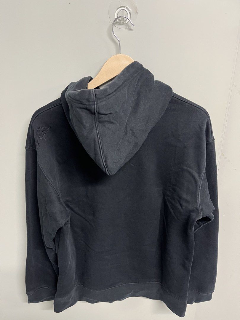Jordan EST. 1985 Pullover Hoodie (Category: Coats, Jackets and Outerwear) located in Valencia. Submitted by shopstnd (Listing ID 1462838509, Image 2). Description: Jordan EST. 1985 Pullover Hoodie Size: L — tag 100 📏 21 × 25 in ⭐ Condition: 8/10 🎨 Color: 8/10 Jordan EST. 1985 detailing Signature Jumpman logo Heavyweight feel with fleece interior Pullover hood with adjustable drawstrings Kangaroo front pocket 80% Cotton / 20% Polyester 📸 Actual