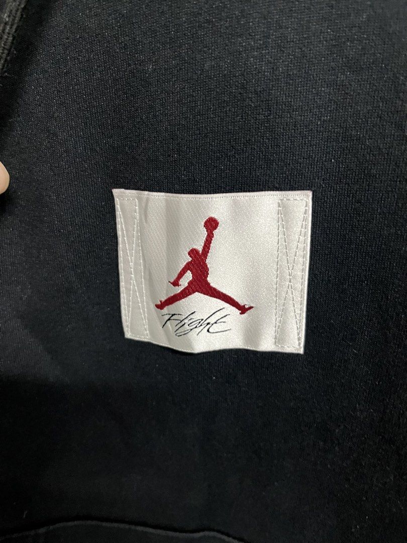 Jordan EST. 1985 Pullover Hoodie (Category: Coats, Jackets and Outerwear) located in Valencia. Submitted by shopstnd (Listing ID 1462838509, Image 3). Description: Jordan EST. 1985 Pullover Hoodie Size: L — tag 100 📏 21 × 25 in ⭐ Condition: 8/10 🎨 Color: 8/10 Jordan EST. 1985 detailing Signature Jumpman logo Heavyweight feel with fleece interior Pullover hood with adjustable drawstrings Kangaroo front pocket 80% Cotton / 20% Polyester 📸 Actual