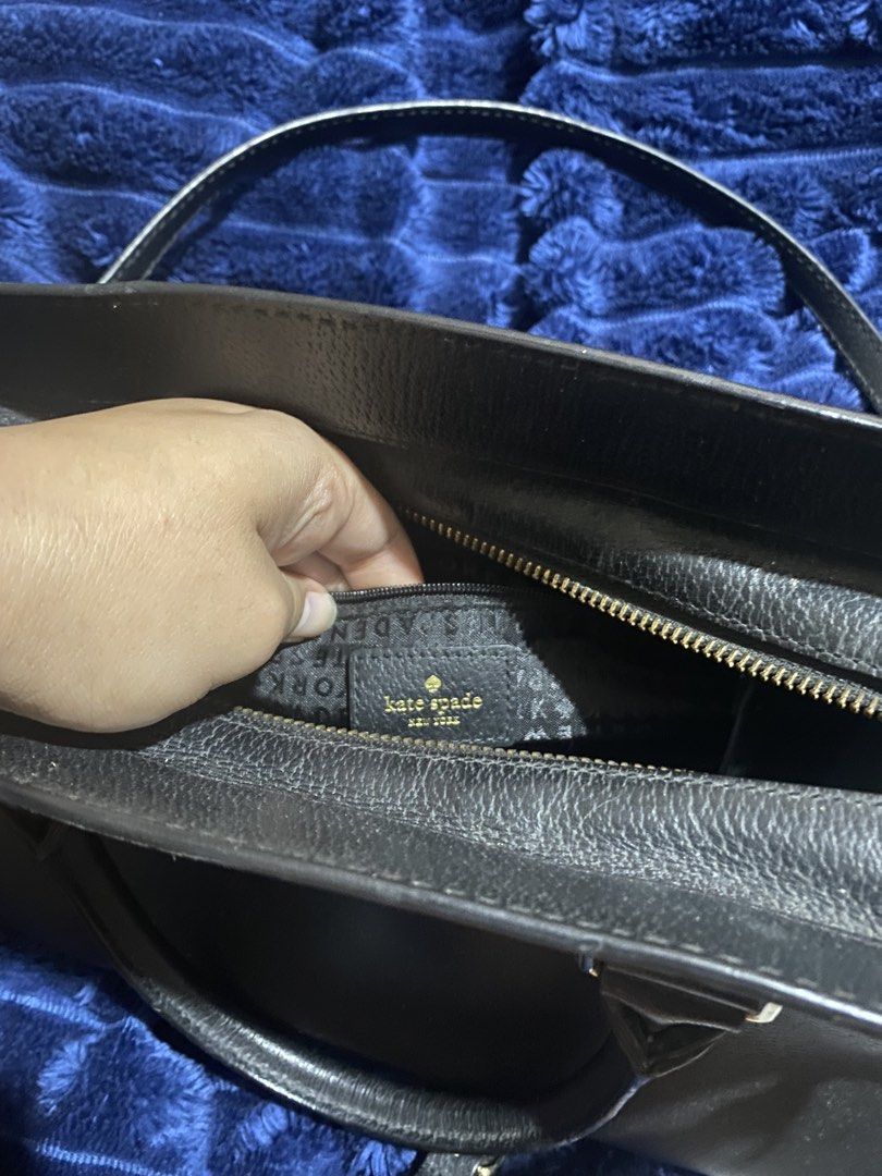 Kate Spade handbag with crossbody strap (Category: Cross-body Bags) located in Angeles City. Submitted by seraphine103 (Listing ID 1462877406, Image 2). Description: .