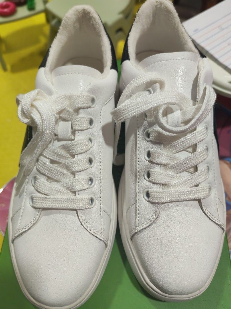 Kate Spade New york (Category: Shoe inserts) located in Pasay City. Submitted by bebemoto01786 (Listing ID 1462701832, Image 2). Description: Kate spade New york shoes shoes for women size 7 US never been used bdnew rfs- decluttering.