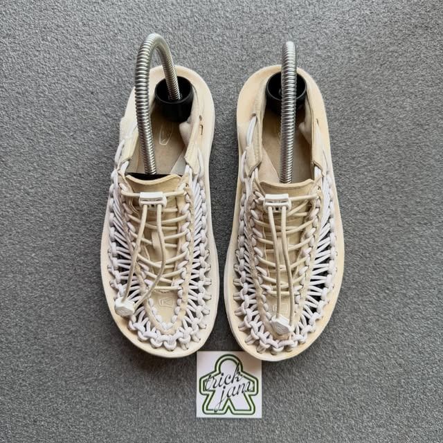 KEEN UNEEK CANVAS SANDALS WHITE (Category: Slippers and slides) located in Cagayan de Oro. Submitted by huntbytrickjam.v2 (Listing ID 1462772183, Image 2). Description: K-EN UNEEK CANVAS SANDALS WHITE US 6 WMNS / EURO 36 / CM 23 EXCELLENT Pair Only Sign of Usage M - 1499.