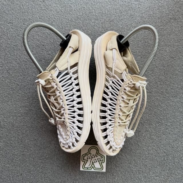 KEEN UNEEK CANVAS SANDALS WHITE (Category: Slippers and slides) located in Cagayan de Oro. Submitted by huntbytrickjam.v2 (Listing ID 1462772183, Image 3). Description: K-EN UNEEK CANVAS SANDALS WHITE US 6 WMNS / EURO 36 / CM 23 EXCELLENT Pair Only Sign of Usage M - 1499.