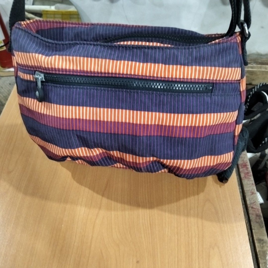 Kipling (Category: Cross-body Bags) located in El Salvador. Submitted by francheskaukayukay (Listing ID 1462761820, Image 3). Description: .