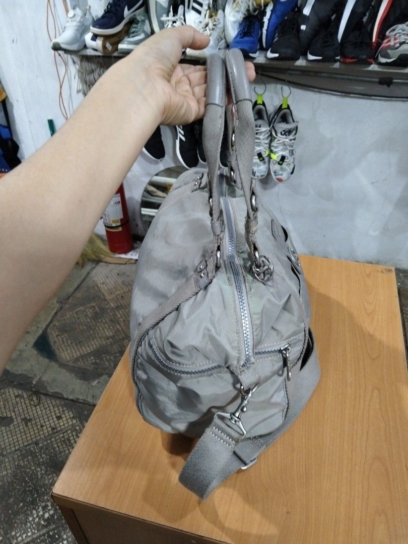 Kipling 2 way (Category: Shoulder Bags) located in El Salvador. Submitted by francheskaukayukay (Listing ID 1462759861, Image 2). Description: .