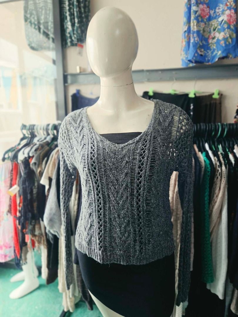 Knit Tops (Category: Blouses) located in Makati City. Submitted by bigheartsclothingcom720 (Listing ID 1462773569, Image 1). Description: US LIGHT KNITTED TOPS FOR SALE!** ✨ HOLLISTER 📌 **Size on Tag:** L 📏 **Fits from:** M to XL 💰 **Price:** ₱250 💖 Great condition & super sulit!.