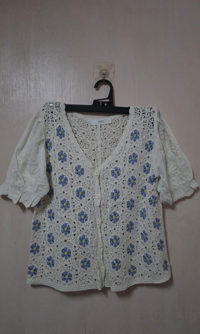 Knitted floral top (Korea) (Category: Blouses) located in San Juan City. Submitted by wannederfully_made (Listing ID 1462859824, Image 2). Description: .